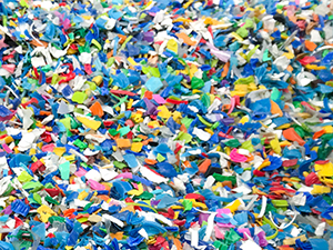 Mixed-color plastic shreds